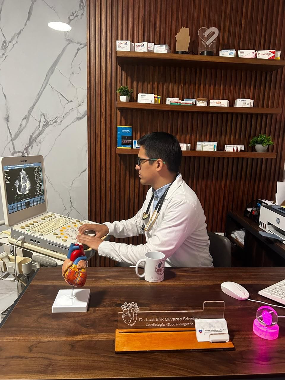 Dr. Luis Erik Olivares Sánchez realizando un estudio de ecocardiografía en su consultorio en Veracruz